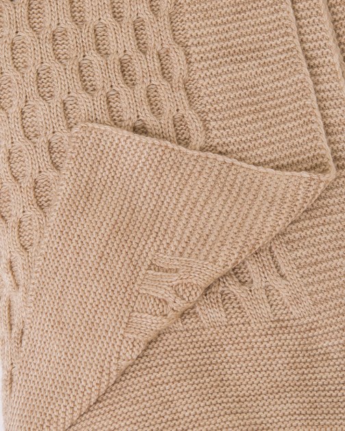 Вязаный плед с узором соты